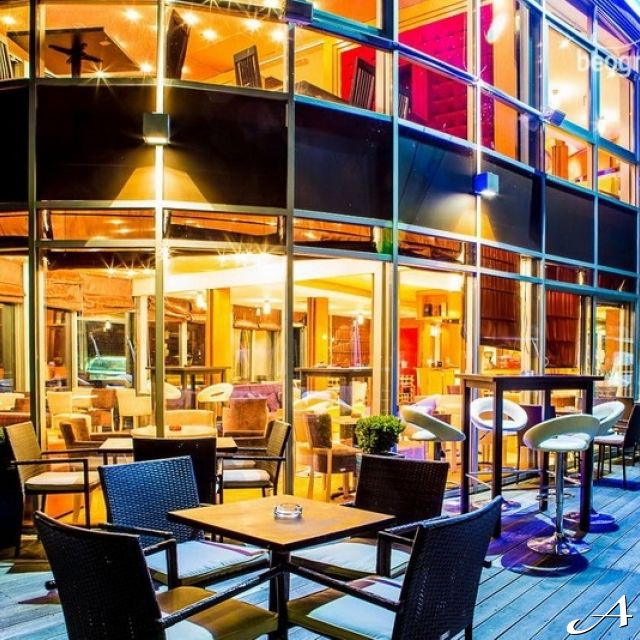 Splav restoran Sirena - spoljašnji deo sa stolovima