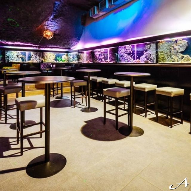 Klub Aloha - prazne stolice i stolovi