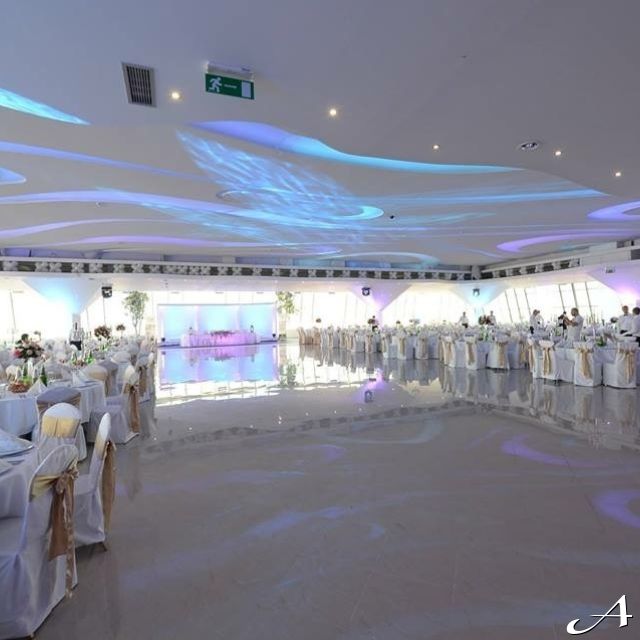 Restoran Stadion Hall - prazni stolovi i dekor