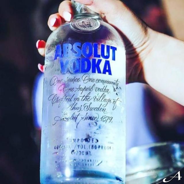Gold klub - ruka drži flašu vodke
