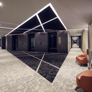 Hilton - moderan hodnik sa stolicama