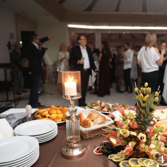 Restoran Košutnjak Lux - sto sa hranom i gosti