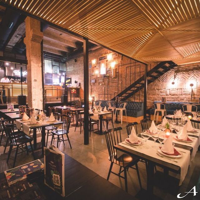 Novogodišnji doček - prazni stolovi u restoranu