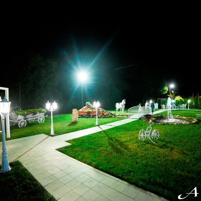 Restoran Grand Ada - osvetljeni vrt noću