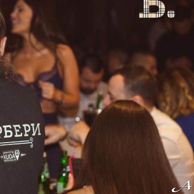 Kafana Barberi - konobar sa majicom