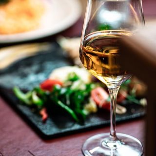 Doček Srpske Nove godine - čaša vina i hrana