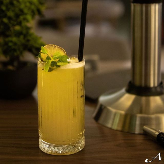 Premium club Luxura - koktel na stolu