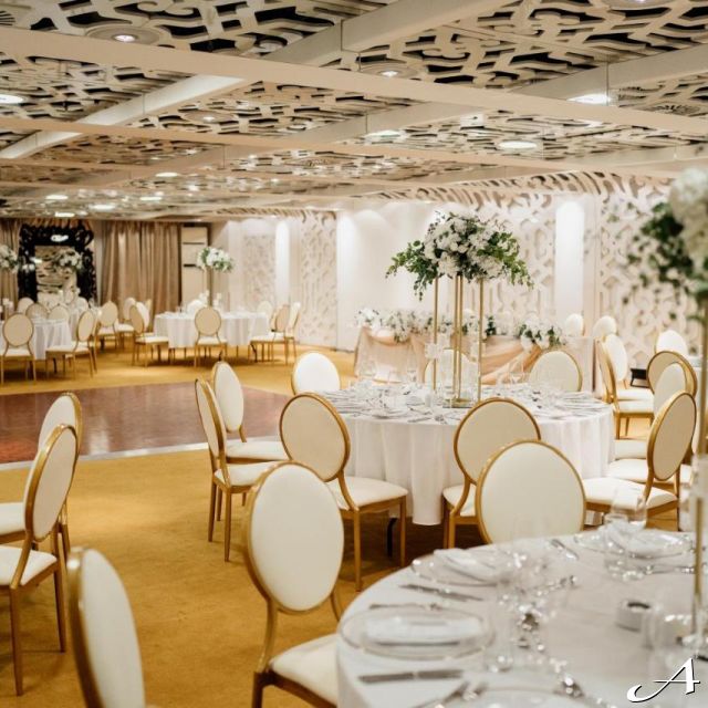 hotel sala - prazni stolovi i stolice