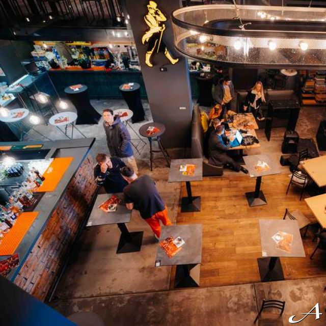 Kafana Druga Kuća - prazne stolove i goste