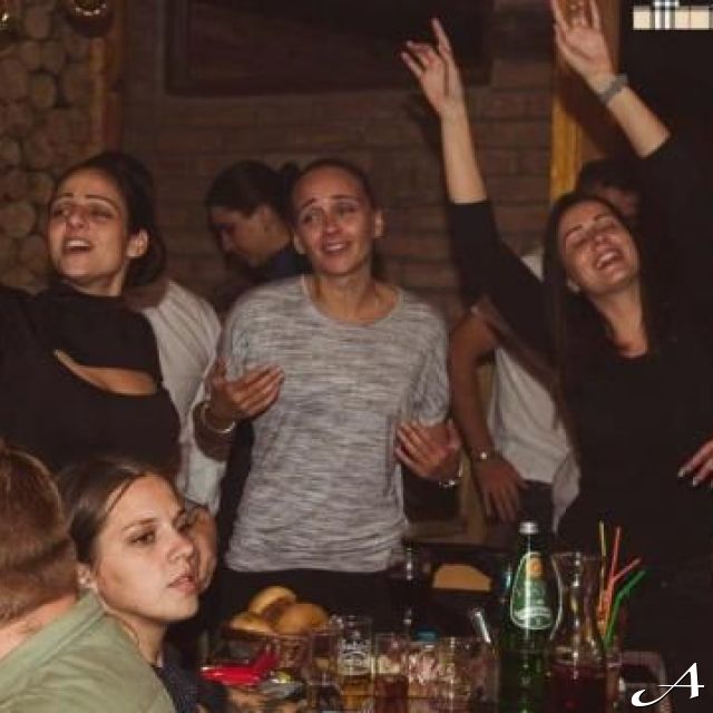 Srpska Nova godina - ljudi slave u kafani