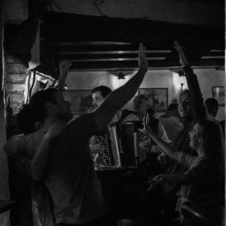 Kafana Stari grad - ljudi pevaju i igraju