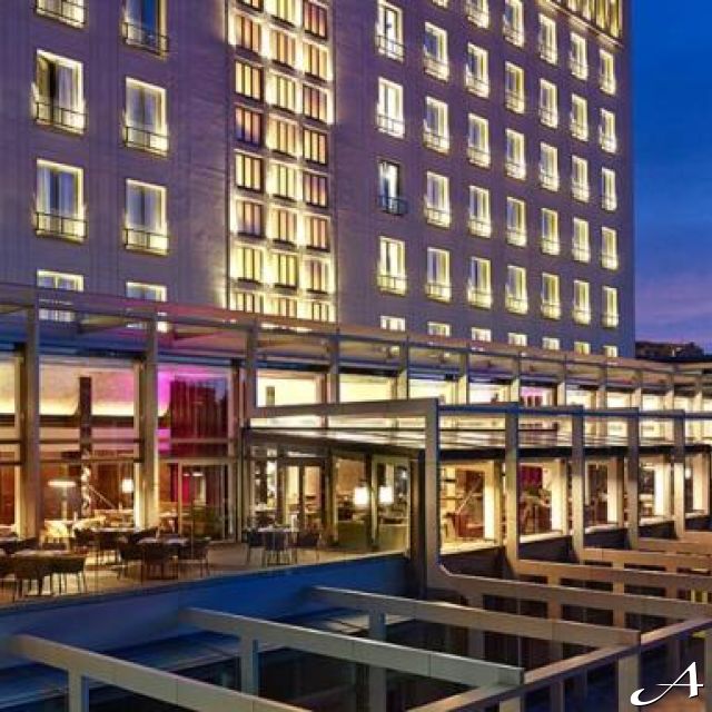 Hotel Metropol Palace - osvetljena fasada noću