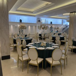 Doček Nove godine - elegantno uređene stolove