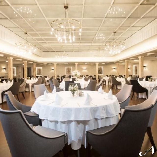 Hotel Majestic - prazne stolice i stolovi