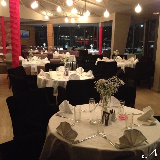 Restoran Gabbiano - prazni stolovi sa dekoracijom
