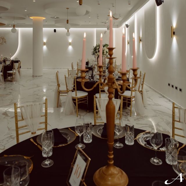 Faena Event Hall - dekorisani stolovi i svećnjak