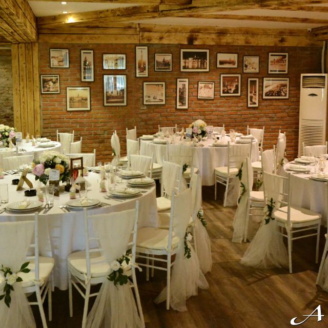 Restoran Azzaro Green Club - prazni stolovi