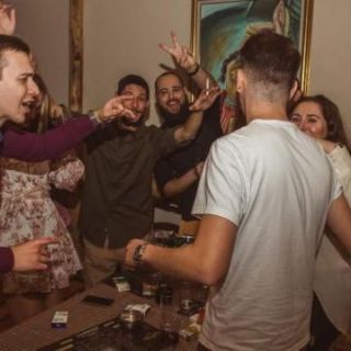Kafana Barberi - ljudi slave i pevaju