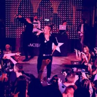 Klub Gotik - pevač na bini