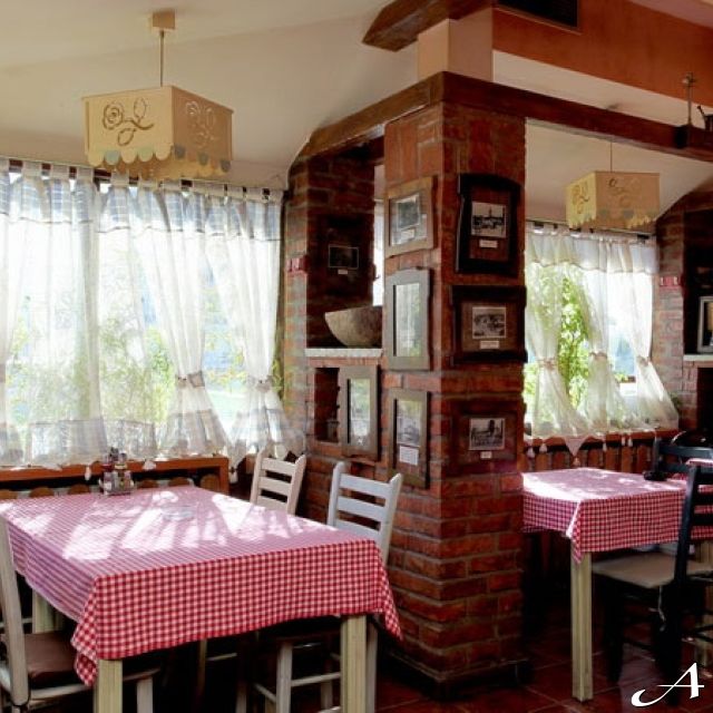 Restoran Staro ognjište - prazni stolovi