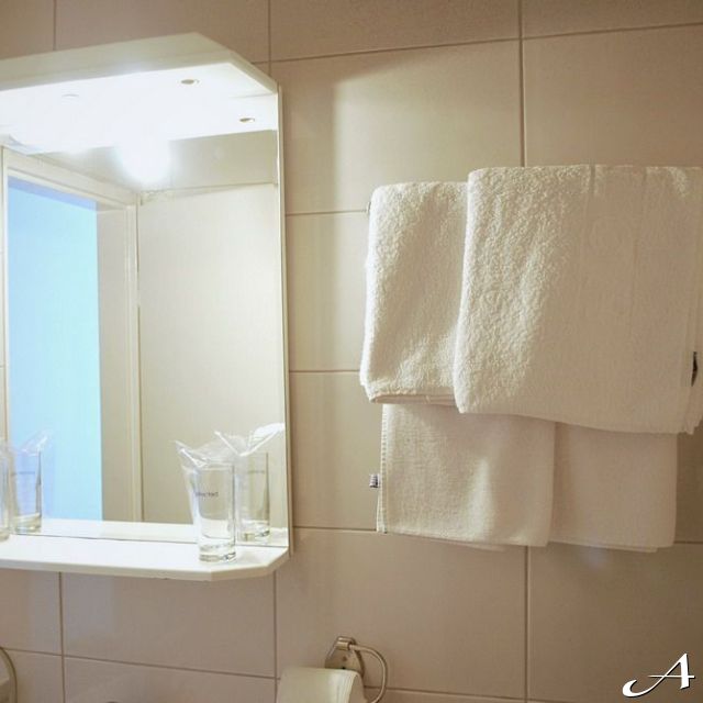 Hotel Fontana Vrnjačka banja - peškiri i ogledalo