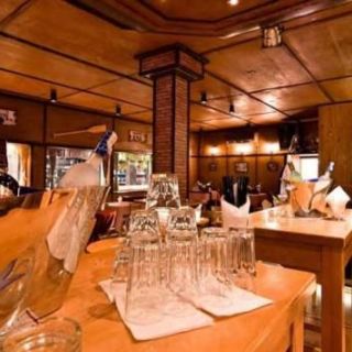 Splav kafana Uzbuna - sto sa čašama