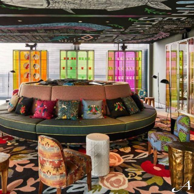 Doček Nove godine - hotelski salon sa sofama