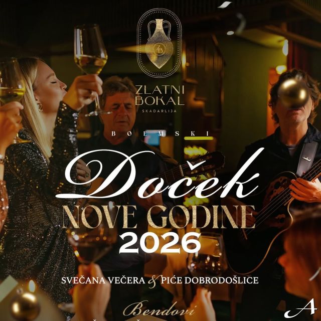 Doček Nove godine - ljudi nazdravljaju
