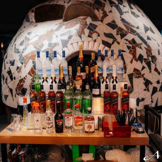 Kafana Druga Kuća - sto sa pićem