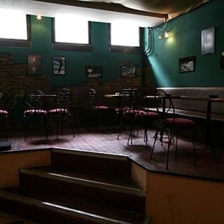 Klub Danguba - prazan enterijer sa stolovima