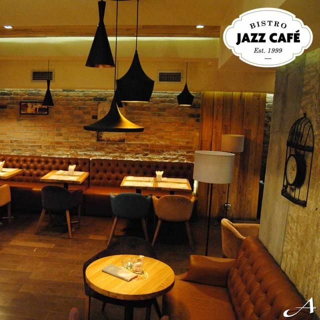 Bistro Jazz Caffe - enterijer sa stolovima