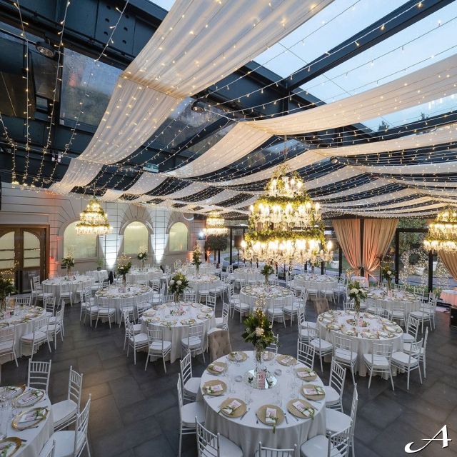 doček Nove godine - elegantno dekorisan restoran
