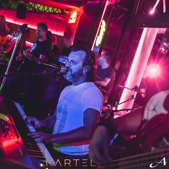 Nova godina na splavu Kartel - muzičar svira klavijature