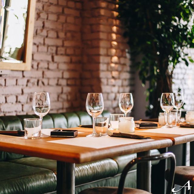 Remiks Gastro Bar - prazni stolovi i čaše