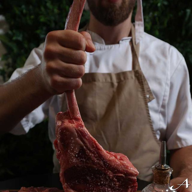 Gastrobar - kuvar drži meso