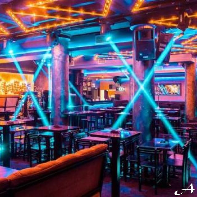 Klub kafana Tarapana - praznična svetla i stolovi