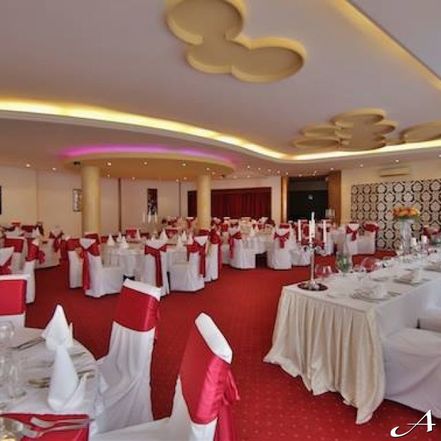 Restoran Taš - prazni stolovi i stolice
