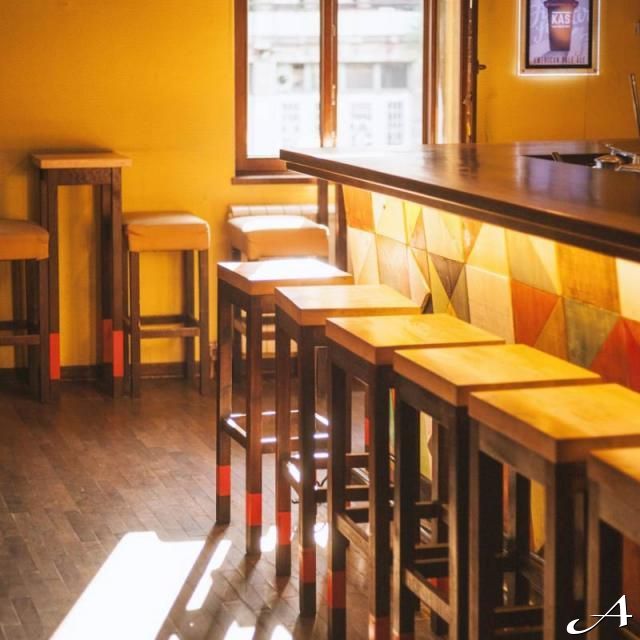 Passengers bar - prazne barske stolice