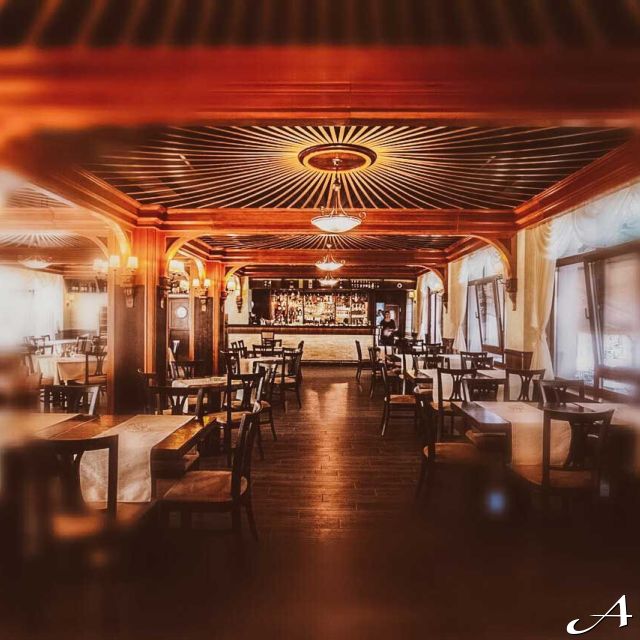 Restoran Savski venac - prazne stolice i stolovi