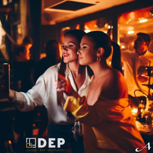 Dep Lounge Bar - dve žene prave selfi