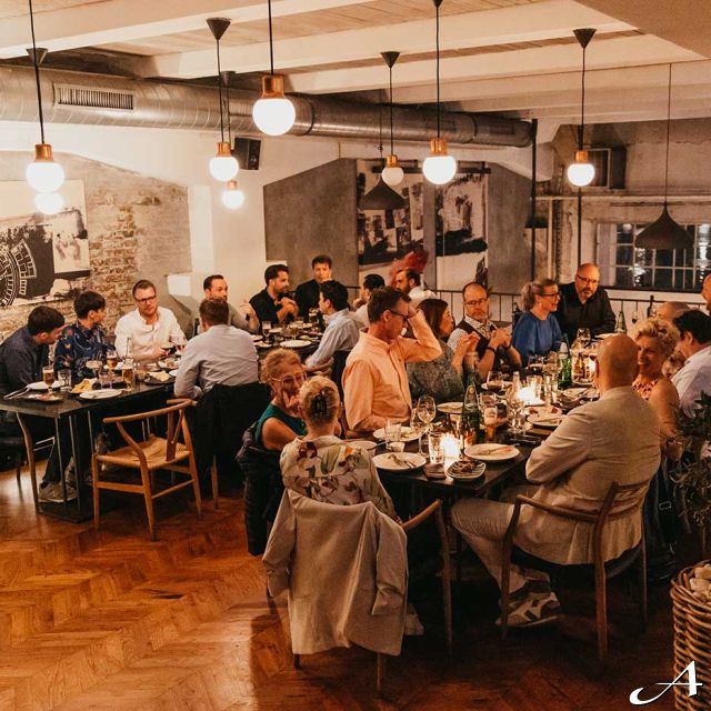 Ambar restoran - gosti za stolom