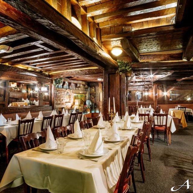 Restoran Dva jelena - prazni stolovi i stolice
