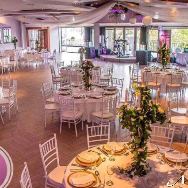Restoran Zlatnik Hall - prazni stolovi i dekor