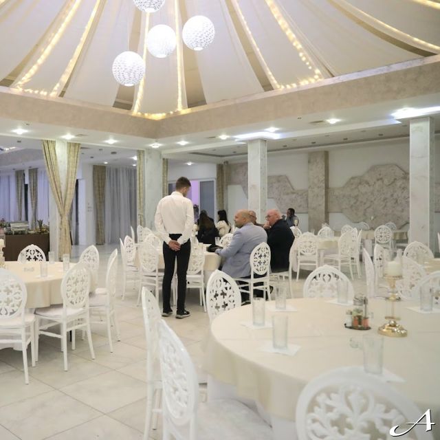 Restoran Košutnjak Lux - prazni stolovi i osoblje