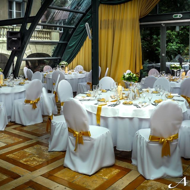 Doček Nove godine - elegantno dekorisane stolice