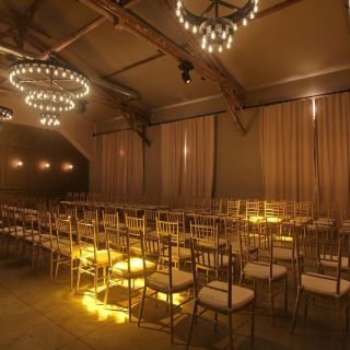 Event centar Beton - prazna sala sa stolicama