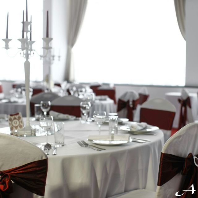 Hotel Jugoslavija - dekorisane stolice i stolovi