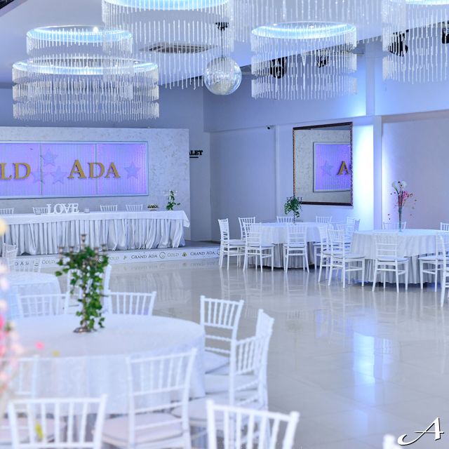 Restoran Grand Ada - prazni stolovi i stolice