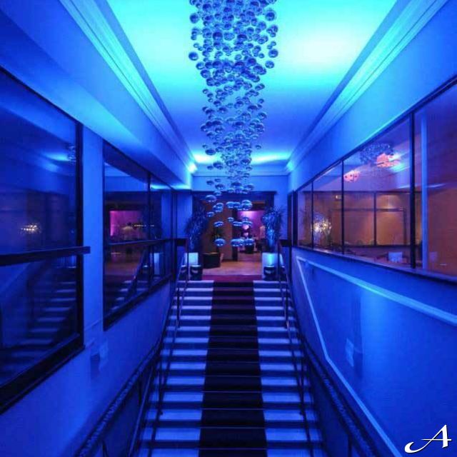 Restoran Zlatnik Hall - stepenište i luster