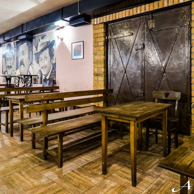 Kafana Lumperaj - prazne drvene klupe